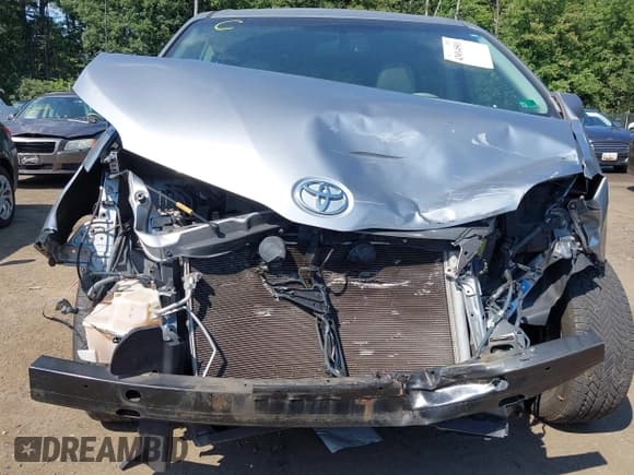 ✅ 2013 Toyota Sienna XLE AAS • VIN: 5TDYK3DC2DS343012 • Lot: 43014501. Listed on IAAI with 130,513 mi. Free auction sales archive from the USA and detailed vehicle history report at DreamBid. Image 13.