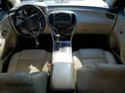 ✅ 2015 Buick LaCrosse Premium II • VIN: 1G4GF5G32FF285456 • Lot: 71147585. Wystawiony na Copart z przebiegiem 88 915 mil. Bezpłatny archiwum sprzedaży aukcyjnych z USA i szczegółowy raport historii pojazdu na DreamBid. Zdjęcie 8.