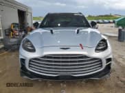 ✅ 2023 Aston Martin DBX 707 • VIN: SD7VUJBW5PTV08328 • Lot: 71181775. Wystawiony na Copart z przebiegiem 42 377 mil. Bezpłatny archiwum sprzedaży aukcyjnych z USA i szczegółowy raport historii pojazdu na DreamBid. Zdjęcie 5.