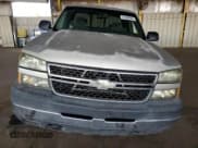 ✅ 2006 Chevrolet Silverado 2500HD Work Truck • VIN: 1GCHK29U36E104380 • Lot: 81989924. Wystawiony na Copart z przebiegiem 125 908 mil. Bezpłatny archiwum sprzedaży aukcyjnych z USA i szczegółowy raport historii pojazdu na DreamBid. Zdjęcie 5.
