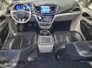 ✅ 2018 Chrysler Pacifica Hybrid Limited • VIN: 2C4RC1N78JR364555 • Lot: 95448865. Wystawiony na Copart z przebiegiem 87 813 mil. Bezpłatny archiwum sprzedaży aukcyjnych z USA i szczegółowy raport historii pojazdu na DreamBid. Zdjęcie 8.