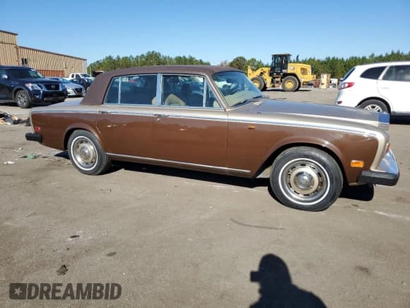✅ 1979 Rolls-Royce Silver Seraph • VIN: SRK39237 • Лот: 82617014. Опубликован ранее на Copart с пробегом 102 900 миль. Бесплатный доступ к архиву аукционных продаж из США и подробный отчёт об истории автомобиля на DreamBid. Изображение 4.