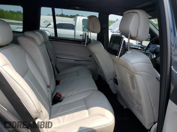 ✅ 2010 Mercedes-Benz GL 550 • VIN: 4JGBF8GE9AA585806 • Lot: 60528675. Wystawiony na Copart z przebiegiem 172 552 mil. Bezpłatny archiwum sprzedaży aukcyjnych z USA i szczegółowy raport historii pojazdu na DreamBid. Zdjęcie 11.