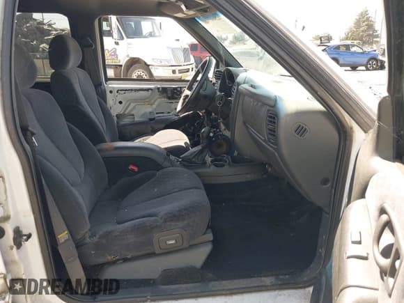 ✅ 2000 GMC Jimmy SLE Convenience • VIN: 1GKDT13W9Y2229019 • Lot: 42866913. Listed on IAAI with 120,195 mi. Free auction sales archive from the USA and detailed vehicle history report at DreamBid. Image 5.