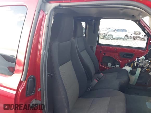 ✅ 2004 Ford Ranger XL Fleet • VIN: 1FTZR45EX4TA05896 • Lot: 43333647. Wystawiony na IAAI z przebiegiem Nie podano. Bezpłatny archiwum sprzedaży aukcyjnych z USA i szczegółowy raport historii pojazdu na DreamBid. Zdjęcie 8.