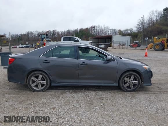 ✅ 2013 Toyota Camry SE • VIN: 4T1BF1FK1DU277319 • Lot: 40971020. Wystawiony na IAAI z przebiegiem 92 934 mil. Bezpłatny archiwum sprzedaży aukcyjnych z USA i szczegółowy raport historii pojazdu na DreamBid. Zdjęcie 13.