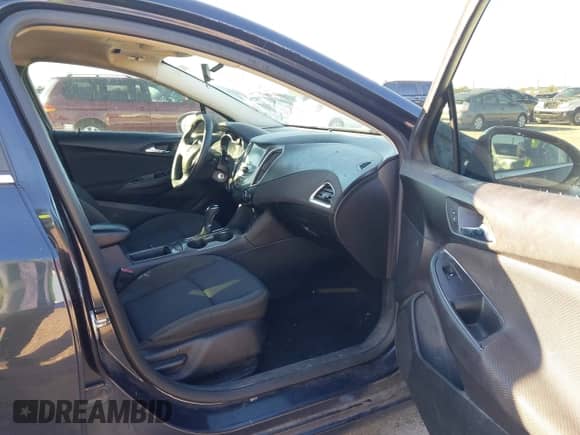 2016 Chevrolet Cruze LT z VIN 1G1BE5SMXG7283024, wystawiony jako IAAI lot #43609549 z przebiegiem 129 417 mil mil oraz . Historia ofert i sprzedaży dostępna na DreamBid. Obrazek 5.