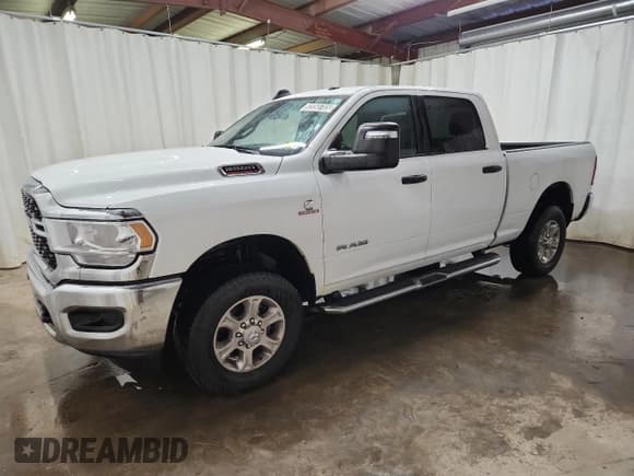 ✅ 2024 Ram 2500 Big Horn • VIN: 3C6UR5DL1RG338693 • Lot: 92050785. Wystawiony na Copart z przebiegiem 52 591 mil. Bezpłatny archiwum sprzedaży aukcyjnych z USA i szczegółowy raport historii pojazdu na DreamBid. Zdjęcie 1.