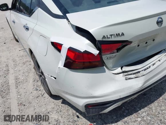 ✅ 2019 Nissan Altima Platinum • VIN: 1N4BL4FV4KC205015 • Lot: 42399281. Wystawiony na IAAI z przebiegiem 101 620 mil. Bezpłatny archiwum sprzedaży aukcyjnych z USA i szczegółowy raport historii pojazdu na DreamBid. Zdjęcie 17.