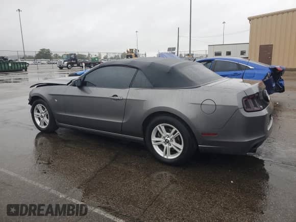2014 Ford Mustang V6 с VIN 1ZVBP8EM5E5205674, выставлен на аукционе Copart как лот 82221475 с пробегом 85 170 миль миль и Списание • Salvage title. История ставок и продаж доступна на DreamBid. Изображение 2.