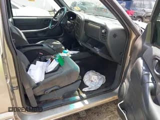 ✅ 2002 Chevrolet Blazer LS • VIN: 1GNDT13W92K219018 • Lot: 42967417. Wystawiony na IAAI z przebiegiem 162 926 mil. Bezpłatny archiwum sprzedaży aukcyjnych z USA i szczegółowy raport historii pojazdu na DreamBid. Zdjęcie 5.