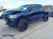 2020 Ram 1500 Big Horn z VIN 1C6SRFFTXLN108482, wystawiony jako IAAI lot #42850582 z przebiegiem 140 296 mil mil oraz . Historia ofert i sprzedaży dostępna na DreamBid. Obrazek 2.