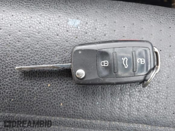 ✅ 2013 Volkswagen Passat SE • VIN: 1VWBP7A33DC121354 • Лот: 43571150. Опубликован ранее на IAAI с пробегом 109 752 миль. Бесплатный доступ к архиву аукционных продаж из США и подробный отчёт об истории автомобиля на DreamBid. Изображение 11.