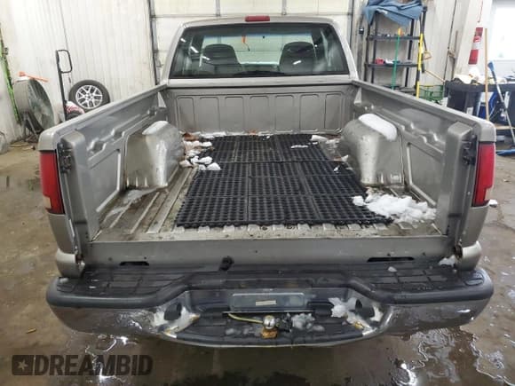 ✅ 1998 Chevrolet S-10 LS • VIN: 1GCCS1947WK194607 • Лот: 85561154. Опубликован ранее на Copart с пробегом 139 246 миль. Бесплатный доступ к архиву аукционных продаж из США и подробный отчёт об истории автомобиля на DreamBid. Изображение 10.