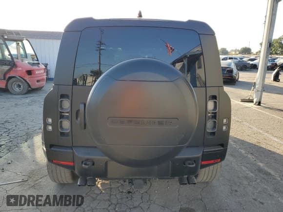 ✅ 2024 Land Rover Defender V8 • VIN: SALEBEEE1R2347848 • Lot: 90099055. Wystawiony na Copart z przebiegiem 8 020 mil. Bezpłatny archiwum sprzedaży aukcyjnych z USA i szczegółowy raport historii pojazdu na DreamBid. Zdjęcie 6.