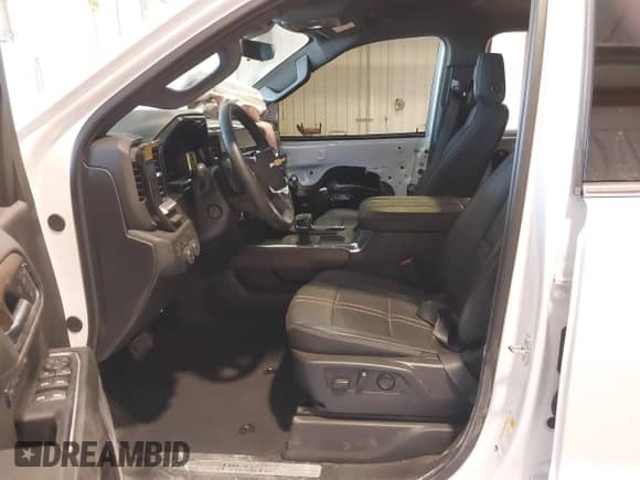 2024 Chevrolet Silverado 1500 High Country with VIN 1GCUDJED3RZ245620, listed as a IAAI auction lot 41969684 with 7,604 mi miles and . Bid and sale history available at DreamBid. Image 5.