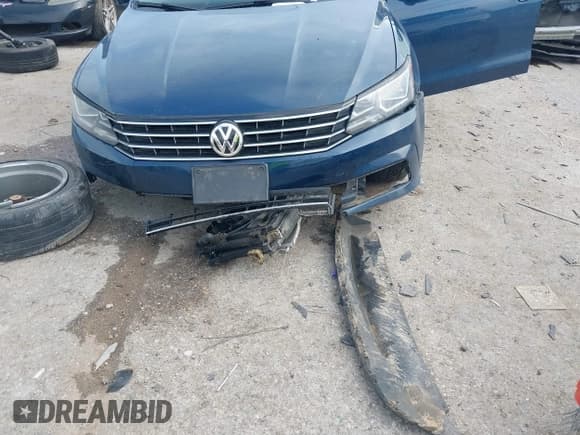 ✅ 2018 Volkswagen Passat SE • VIN: 1VWBA7A36JC040183 • Lot: 42338088. Wystawiony na IAAI z przebiegiem 86 591 mil. Bezpłatny archiwum sprzedaży aukcyjnych z USA i szczegółowy raport historii pojazdu na DreamBid. Zdjęcie 6.