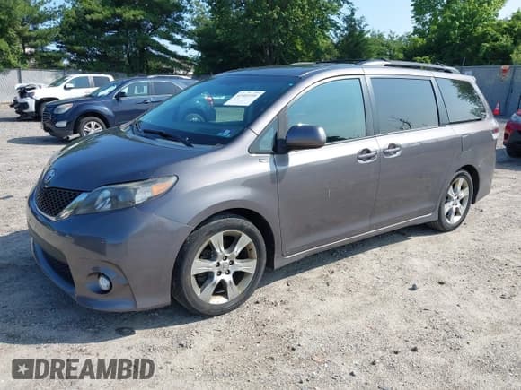 ✅ 2012 Toyota Sienna SE • VIN: 5TDXK3DCXCS267405 • Lot: 42401101. Listed on IAAI with 134,553 mi. Free auction sales archive from the USA and detailed vehicle history report at DreamBid. Image 2.