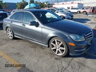 ✅ 2014 Mercedes-Benz C 250 Sport • VIN: WDDGF4HB2EG247745 • Lot: 43911327. Wystawiony na IAAI z przebiegiem 81 813 mil. Bezpłatny archiwum sprzedaży aukcyjnych z USA i szczegółowy raport historii pojazdu na DreamBid. Zdjęcie 1.