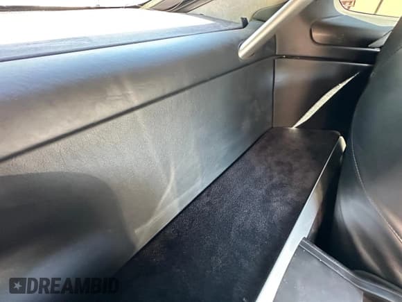 ✅ 2011 Aston Martin Vantage • VIN: SCFEFBAK2BGC14745 • Lot: 62489735. Wystawiony na Copart z przebiegiem 77 389 mil. Bezpłatny archiwum sprzedaży aukcyjnych z USA i szczegółowy raport historii pojazdu na DreamBid. Zdjęcie 6.