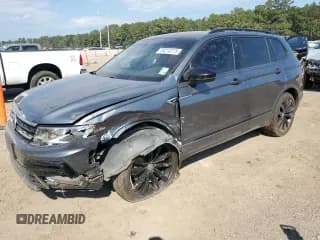 ✅ 2020 Volkswagen Tiguan SE • VIN: 3VV2B7AX3LM162795 • Lot: 84210775. Wystawiony na Copart z przebiegiem 119 551 mil. Bezpłatny archiwum sprzedaży aukcyjnych z USA i szczegółowy raport historii pojazdu na DreamBid. Zdjęcie 1.