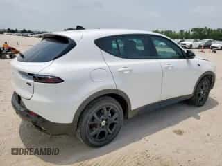 2024 Dodge Hornet R/T z VIN ZACPDFCWXR3A30157, wystawiony jako Copart lot #57922585 z przebiegiem 21 854 mil mil oraz Czysty tytuł • Clean title. Historia ofert i sprzedaży dostępna na DreamBid. Obrazek 3.