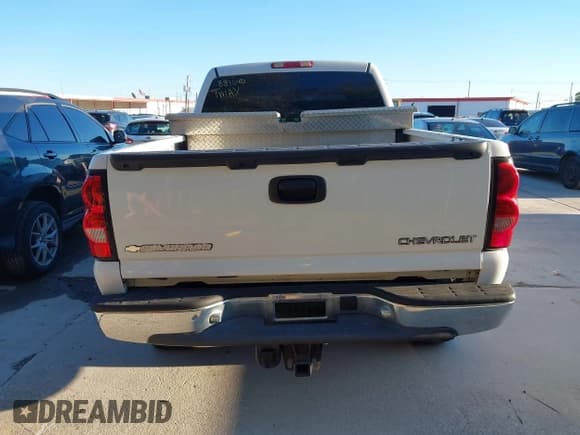 ✅ 2005 Chevrolet Silverado 2500HD LT • VIN: 1GCHC23U75F883040 • Lot: 43643562. Wystawiony na IAAI z przebiegiem 268 370 mil. Bezpłatny archiwum sprzedaży aukcyjnych z USA i szczegółowy raport historii pojazdu na DreamBid. Zdjęcie 16.