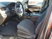 ✅ 2019 Chevrolet Suburban LS • VIN: 1GNSCGKC9KR298926 • Lot: 93260805. Wystawiony na Copart z przebiegiem 104 706 mil. Bezpłatny archiwum sprzedaży aukcyjnych z USA i szczegółowy raport historii pojazdu na DreamBid. Zdjęcie 7.