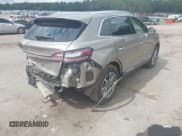 ✅ 2021 Lincoln Nautilus Standard • VIN: 2LMPJ6J92MBL10473 • Lot: 43284202. Wystawiony na IAAI z przebiegiem 70 218 mil. Bezpłatny archiwum sprzedaży aukcyjnych z USA i szczegółowy raport historii pojazdu na DreamBid. Zdjęcie 4.