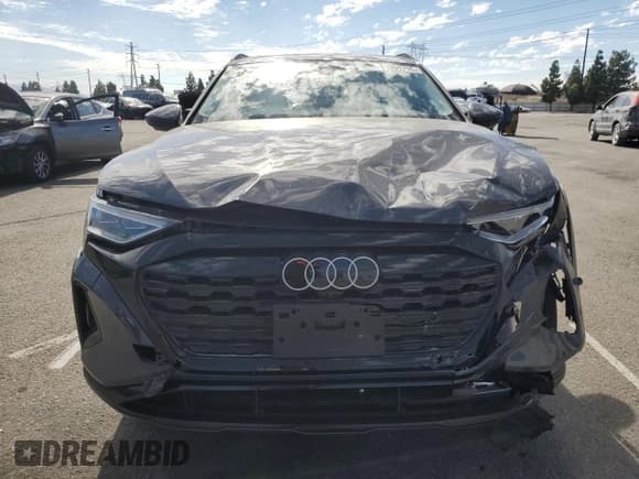 ✅ 2024 Audi Q8 e-tron Premium Plus • VIN: WA15AAGE9RB024741 • Lot: 81990755. Wystawiony na Copart z przebiegiem 19 169 mil. Bezpłatny archiwum sprzedaży aukcyjnych z USA i szczegółowy raport historii pojazdu na DreamBid. Zdjęcie 5.