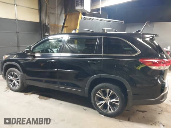 ✅ 2018 Toyota Highlander LE • VIN: 5TDBZRFH4JS820340 • Lot: 41221682. Wystawiony na IAAI z przebiegiem 121 243 mil. Bezpłatny archiwum sprzedaży aukcyjnych z USA i szczegółowy raport historii pojazdu na DreamBid. Zdjęcie 14.