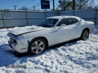 ✅ 2014 Dodge Challenger SXT • VIN: 2C3CDYAG5EH152973 • Lot: 89280385. Wystawiony na Copart z przebiegiem 166 770 mil. Bezpłatny archiwum sprzedaży aukcyjnych z USA i szczegółowy raport historii pojazdu na DreamBid. Zdjęcie 1.