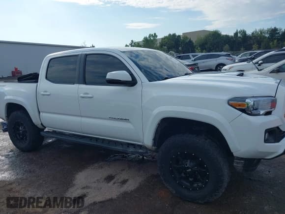 ✅ 2016 Toyota Tacoma SR5 • VIN: 3TMAZ5CN4GM010598 • Lot: 43432512. Wystawiony na IAAI z przebiegiem 89 858 mil. Bezpłatny archiwum sprzedaży aukcyjnych z USA i szczegółowy raport historii pojazdu na DreamBid. Zdjęcie 13.