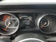 ✅ 2020 Jeep Wrangler Unlimited Sahara Altitude • VIN: 1C4HJXEN0LW199758 • Lot: 71614855. Wystawiony na Copart z przebiegiem 87 737 mil. Bezpłatny archiwum sprzedaży aukcyjnych z USA i szczegółowy raport historii pojazdu na DreamBid. Zdjęcie 9.