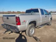 ✅ 2005 Chevrolet Silverado 2500HD LS • VIN: 1GCHK29U65E151661 • Lot: 43589957. Wystawiony na IAAI z przebiegiem 121 533 mil. Bezpłatny archiwum sprzedaży aukcyjnych z USA i szczegółowy raport historii pojazdu na DreamBid. Zdjęcie 4.