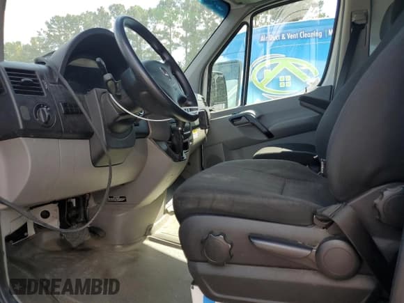 ✅ 2016 Mercedes-Benz Sprinter Cargo • VIN: WD3PE7CD2GP242078 • Lot: 80374265. Wystawiony na Copart z przebiegiem Nie podano. Bezpłatny archiwum sprzedaży aukcyjnych z USA i szczegółowy raport historii pojazdu na DreamBid. Zdjęcie 7.