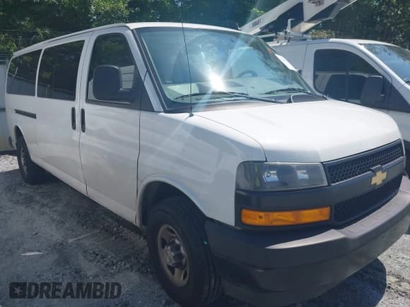 ✅ 2023 Chevrolet Express Passenger LS • VIN: 1GAZGNFP7P1133565 • Lot: 42298735. Wystawiony na IAAI z przebiegiem 132 269 mil. Bezpłatny archiwum sprzedaży aukcyjnych z USA i szczegółowy raport historii pojazdu na DreamBid. Zdjęcie 1.