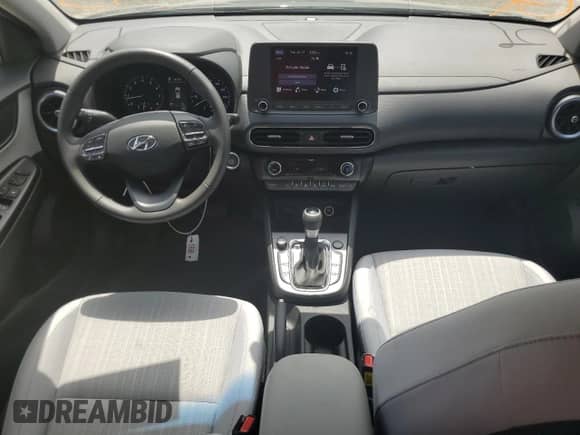 ✅ 2022 Hyundai Kona SEL • VIN: KM8K32AB1NU914152 • Lot: 59475723. Wystawiony na Copart z przebiegiem 1 285 mil mil. Skorzystaj z bezpłatnego archiwum sprzedaży aukcyjnych z USA i zobacz szczegółowy raport historii pojazdu na DreamBid. Zdjęcie 8.