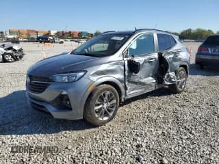 ✅ 2021 Buick Encore GX Select • VIN: KL4MMDS24MB077535 • Lot: 81744765. Wystawiony na Copart z przebiegiem 84 842 mil. Bezpłatny archiwum sprzedaży aukcyjnych z USA i szczegółowy raport historii pojazdu na DreamBid. Zdjęcie 1.
