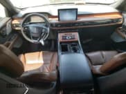 ✅ 2020 Lincoln Aviator Reserve • VIN: 5LM5J7WC4LGL22237 • Лот: 70047895. Опубликован ранее на Copart с пробегом 117 419 миль. Бесплатный доступ к архиву аукционных продаж из США и подробный отчёт об истории автомобиля на DreamBid. Изображение 8.