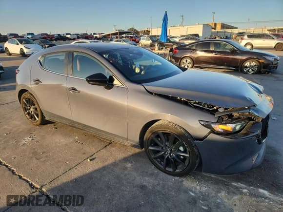 ✅ 2024 Mazda 3 S Carbon Edition • VIN: JM1BPBLM7R1719851 • Лот: 87481395. Опубликован ранее на Copart с пробегом 4 749 миль. Бесплатный доступ к архиву аукционных продаж из США и подробный отчёт об истории автомобиля на DreamBid. Изображение 4.