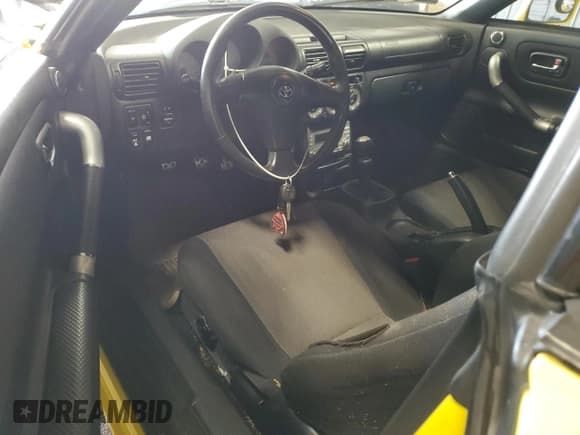 ✅ 2003 Toyota MR2 • VIN: JTDFR320730055287 • Лот: 63517195. Опубликован ранее на Copart с пробегом 355 059 миль. Бесплатный доступ к архиву аукционных продаж из США и подробный отчёт об истории автомобиля на DreamBid. Изображение 8.