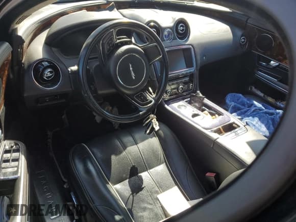 ✅ 2012 Jaguar XJ XJL • VIN: SAJWA2GB5CLV37851 • Lot: 81937725. Wystawiony na Copart z przebiegiem Nie podano. Bezpłatny archiwum sprzedaży aukcyjnych z USA i szczegółowy raport historii pojazdu na DreamBid. Zdjęcie 8.