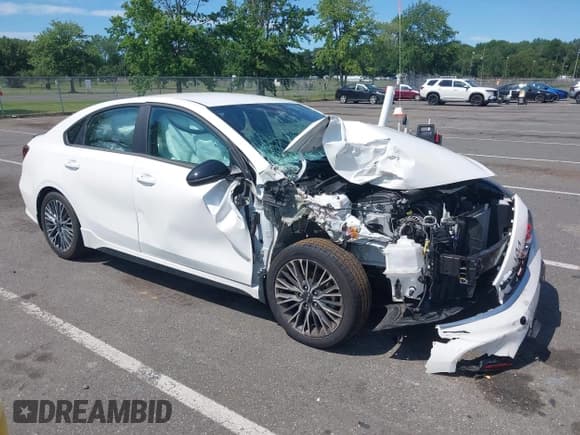 ✅ 2023 Kia Forte GT-Line • VIN: 3KPF54AD9PE575980 • Lot: 42728369. Wystawiony na IAAI z przebiegiem 28 294 mil. Bezpłatny archiwum sprzedaży aukcyjnych z USA i szczegółowy raport historii pojazdu na DreamBid. Zdjęcie 1.