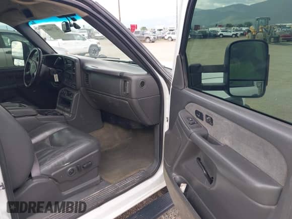 2003 Chevrolet Silverado 1500HD LS z VIN 1GCGK13U03F110416, wystawiony jako IAAI lot #42776665 z przebiegiem 192 041 mil mil oraz . Historia ofert i sprzedaży dostępna na DreamBid. Obrazek 5.