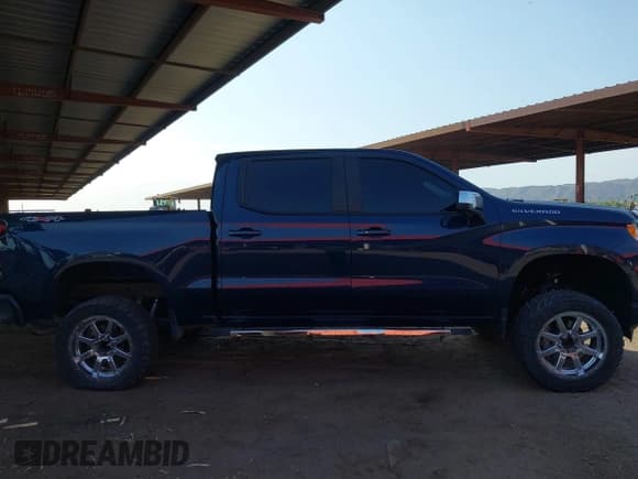 ✅ 2022 Chevrolet Silverado 1500 RST • VIN: 1GCUDEED5NZ533284 • Lot: 42743425. Wystawiony na IAAI z przebiegiem 13 568 mil. Bezpłatny archiwum sprzedaży aukcyjnych z USA i szczegółowy raport historii pojazdu na DreamBid. Zdjęcie 13.
