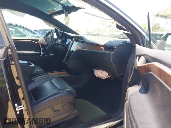 ✅ 2019 Tesla Model X 75D • VIN: 5YJXCBE25KF151349 • Lot: 42397611. Wystawiony na IAAI z przebiegiem 65 125 mil. Bezpłatny archiwum sprzedaży aukcyjnych z USA i szczegółowy raport historii pojazdu na DreamBid. Zdjęcie 5.