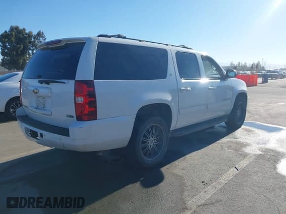✅ 2011 Chevrolet Suburban LT • VIN: 1GNSKJE30BR208994 • Lot: 43551916. Wystawiony na IAAI z przebiegiem 239 030 mil. Bezpłatny archiwum sprzedaży aukcyjnych z USA i szczegółowy raport historii pojazdu na DreamBid. Zdjęcie 4.