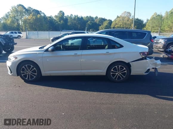 ✅ 2025 Volkswagen Jetta Sport • VIN: 3VWBX7BU4SM074614 • Лот: 43326228. Опубликован ранее на IAAI с пробегом 10 612 миль. Бесплатный доступ к архиву аукционных продаж из США и подробный отчёт об истории автомобиля на DreamBid. Изображение 14.