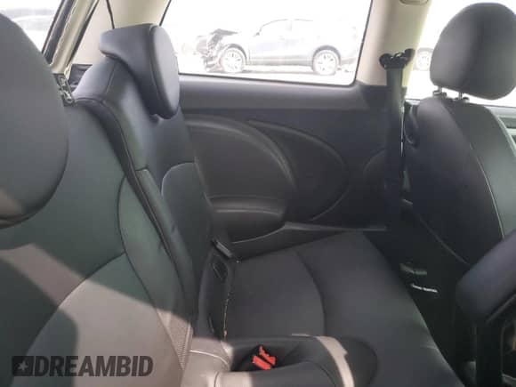 2013 MINI Hardtop с VIN WMWSU3C57DT681944, выставлен на аукционе Copart как лот 60126245 с пробегом 118 319 миль миль и Списание • Salvage title. История ставок и продаж доступна на DreamBid. Изображение 10.